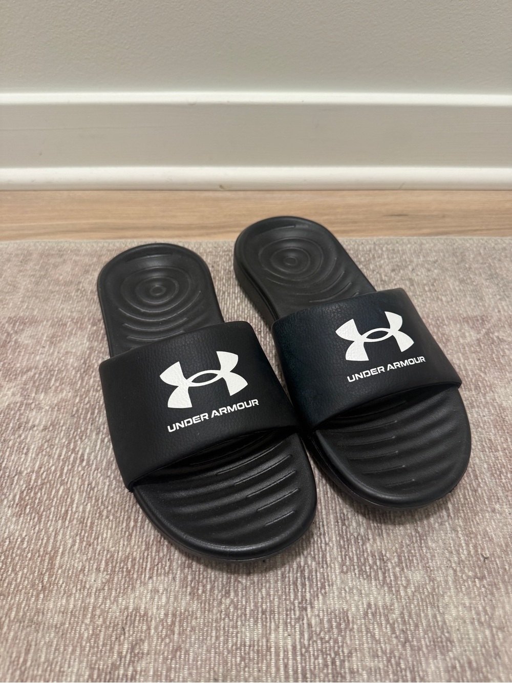 Under Armour Women’s Black Logo Slide Sandals (size 8)